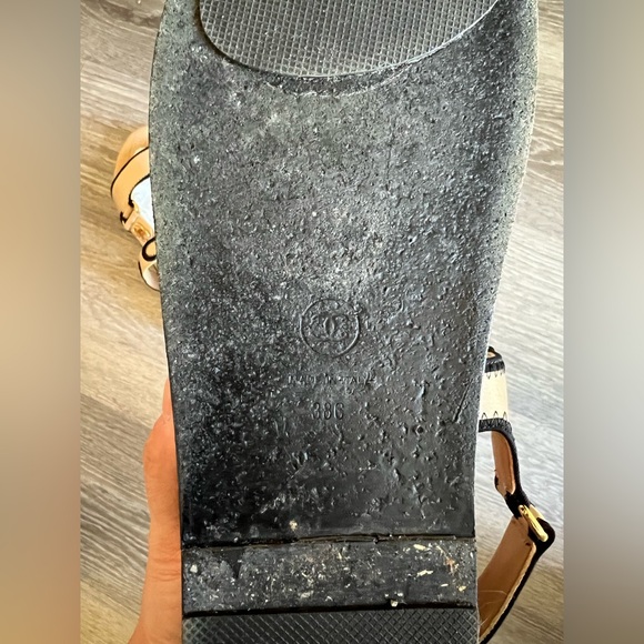 ✨CHANEL 100%Authentic  Beige and Black Quilted Sandals - Picture 4 of 15